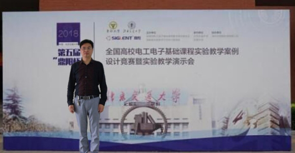 1525916883641037714.jpg 与海报合影-P2.jpg